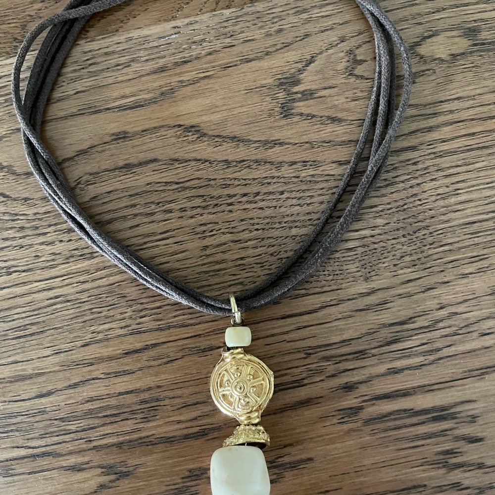 Elegant Gold and Cream Pendant Necklace